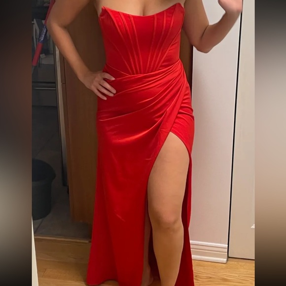 Long wedding red dress with slit and open back - Picture 4 of 9